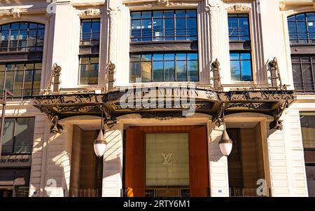 Louis Vuitton Flagship Store in Paris, Pont Neuf - STADT PARIS, FRANKREICH - 4. SEPTEMBER. 2023 Stockfoto