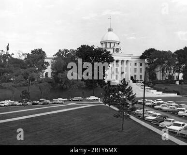 Montgomery, Alabama um 1959 Außenansicht des Kapitolgebäudes des Alabama State Capitol mit geparkten Autos im Vordergrund. Stockfoto