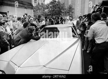 New York, New York 6. Juni 1972 Zuschauer und Presse versuchen, einen Blick auf Clifford Irving und seine Frau zu werfen, die mit dem Auto zum Strafgerichtshof in der 100 Centre St. gebracht werden Stockfoto