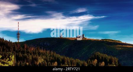 Panorama vom Feldberggipfel mit Wetterstation und Sendeturm, Feldberg, Schwarzwald, Baden-Württemberg, Deutschland Stockfoto