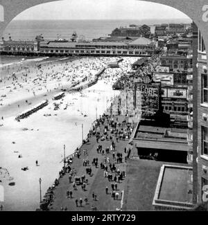 Atlantic City, New Jersey ca. 1912 Amerikas wichtigstes Badeort mit seiner berühmten Promenade in Atlantic City, New Jersey. Die Boardwalk ist 40 Fuß breit und 8 Meilen lang und ist eine großartige Stahlrahmenpromenade entlang der Küste von Absecon Island. Stockfoto