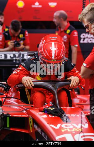 Singapur, Singapur. September 2023. Charles Leclerc aus Monaco fährt den (16) Ferrari SF-23 während des Trainings vor dem F1 Grand Prix von Singapur auf dem Marina Bay Street Circuit in Singapur. Quelle: SOPA Images Limited/Alamy Live News Stockfoto