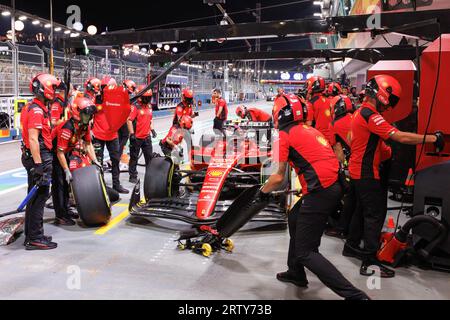 Singapur, Singapur. September 2023. Carlos Sainz aus Spanien fährt den (55) Ferrari SF-23 während des Trainings vor dem F1 Grand Prix von Singapur auf dem Marina Bay Street Circuit in Singapur. Quelle: SOPA Images Limited/Alamy Live News Stockfoto