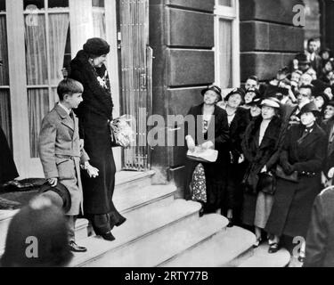 London, England 16. Oktober 1934 der elfjährige König Peter von Jugoslawien verlässt sein Londoner Hotel mit seiner Großmutter, der Königin Marie von Rumänien, nach Marseille, wo er seine Mutter, Königin Marie von Jugoslawien, am Bier seines Vaters, dem ermordeten König Alexander, traf. Stockfoto