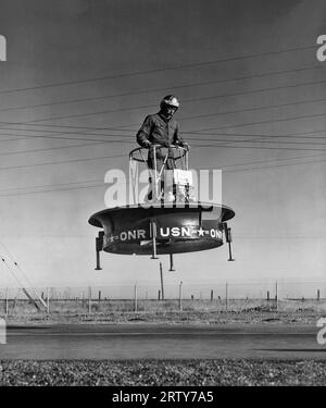 Menlo Park, Kalifornien 1955 Testpilot Phil Johnson testet die Hiller VZ-1 Pawnee Flying Platform. Stockfoto