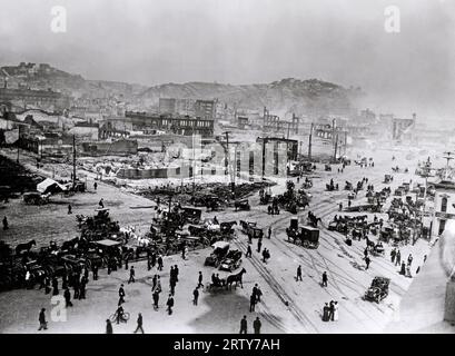 San Francisco, Kalifornien 1906 San Francisco liegt nach dem Erdbeben vom 18. April in Ruinen. Dieses Foto, das von der Spitze des Ferry Building aufgenommen wurde, zeigt den Embarcadero im Vordergrund und den russischen Hügel auf der linken Seite und den Telegraph Hill auf der rechten Seite. Stockfoto