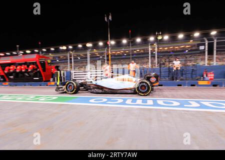Singapur, Singapur. September 2023. Logan Sargeant aus den Vereinigten Staaten fährt den (2) Williams FW44 Mercedes während des Trainings vor dem F1 Grand Prix von Singapur auf dem Marina Bay Street Circuit in Singapur. (Foto: George Hitchens/SOPA Images/SIPA USA) Credit: SIPA USA/Alamy Live News Stockfoto
