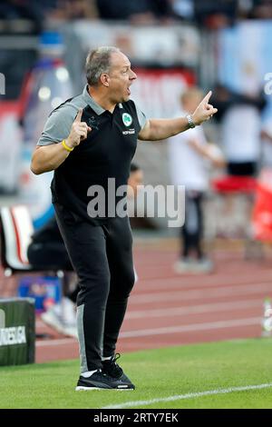 Nürnberg, Deutschland. September 2023. Fußball: 2. Bundesliga, 1. FC Nürnberg - SpVgg Greuther Fürth, Spieltag 6, Max-Morlock-Stadion. Fürth-Trainer Alexander Zorniger gibt Anweisungen an den Seitenlinien. Kredit: Daniel Löb/dpa – WICHTIGER HINWEIS: gemäß den Anforderungen der DFL Deutsche Fußball Liga und des DFB Deutscher Fußball-Bund ist es untersagt, im Stadion und/oder im Spiel aufgenommene Fotografien in Form von Sequenzbildern und/oder videoähnlichen Fotoserien zu nutzen oder nutzen zu lassen./dpa/Alamy Live News Stockfoto