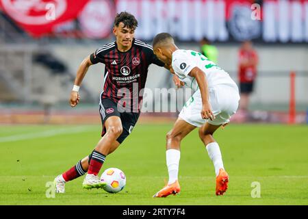 Nürnberg, Deutschland. September 2023. Fußball: 2. Bundesliga, 1. FC Nürnberg - SpVgg Greuther Fürth, Spieltag 6, Max Morlock Stadion. Nürnbergs Can Yilmaz Uzun (l) und Fürths Maximilian Dietz kämpfen um den Ball. Kredit: Daniel Löb/dpa – WICHTIGER HINWEIS: gemäß den Anforderungen der DFL Deutsche Fußball Liga und des DFB Deutscher Fußball-Bund ist es untersagt, im Stadion und/oder im Spiel aufgenommene Fotografien in Form von Sequenzbildern und/oder videoähnlichen Fotoserien zu nutzen oder nutzen zu lassen./dpa/Alamy Live News Stockfoto