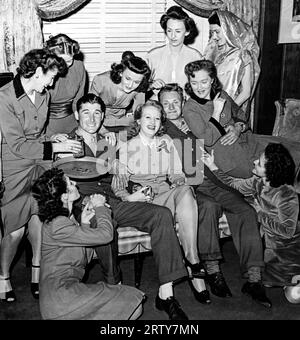 Los Angeles, Kalifornien 1944 im Rahmen eines USO-Programms werden die abwesenden Soldaten in den Häusern der Zivilbevölkerung unterhalten, in diesem Fall zu einem sehr herzlichen Empfang! Stockfoto