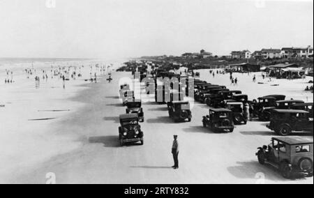 Daytona Beach, Florida ca. 1923 Autos an einem geschäftigen Tag in Daytona Beach in Florida. Stockfoto