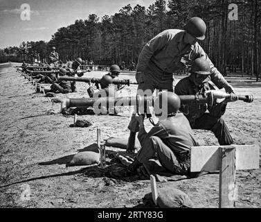 Vereinigte Staaten: c. 1941. Rekruten, die Gasmasken tragen und sich für den Zweiten Weltkrieg im Bazooka-Team-Training befinden Stockfoto