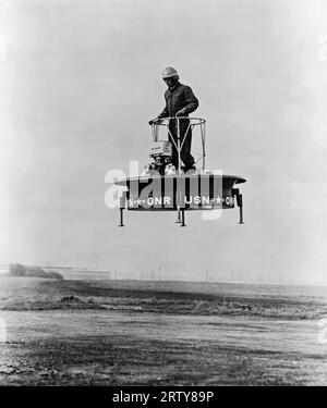 Menlo Park, Kalifornien 1955 Testpilot Phil Johnson testet die Hiller VZ-1 Pawnee Flying Platform. Stockfoto