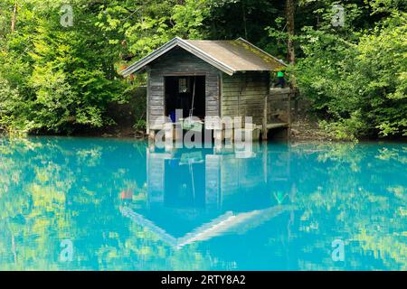 Kleine Hütte am Klammsee in Kaprun spiegelt sich im Wasser wider Stockfoto