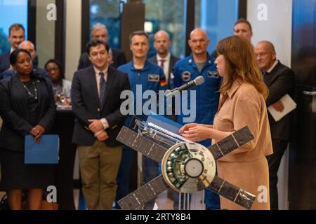 Washington, Vereinigte Staaten Von Amerika. September 2023. Washington, Vereinigte Staaten von Amerika. 14. September 2023. Die deutsche Koordinatorin für Luft- und Raumfahrtpolitik, Anna Christmann, rechts, gibt während einer Unterzeichnungszeremonie der Artemis-Abkommen in der Residenz des deutschen Botschafters am 14. September 2023 in Washington, DC, eine Erklärung ab. Deutschland ist das 29. Land, das die Artemis-Abkommen unterzeichnet hat. die eine praktische Reihe von Prinzipien zur Zusammenarbeit der am Artemis-Programm der NASA teilnehmenden Nationen bei der Weltraumforschung festlegen. Quelle: Keegan Barber/NASA/Alamy Live News Stockfoto