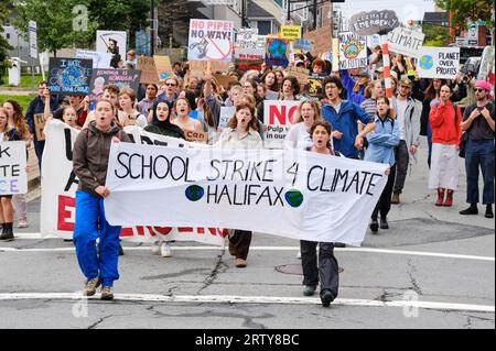 Halifax, Nova Scotia, Kanada. September 2023. Hunderte spazieren durch die Straßen von Halifax bei der Global Climate School Strike Rally. Der von Jugendlichen vor Ort geführte marsch, der von vielen älteren Generationen unterstützt wird, erfordert sofortige Maßnahmen und ein Ende des Verbrauchs fossiler Brennstoffe, um den Planeten für künftige Generationen zu retten. Quelle: Meanderingemu/Alamy Live News Stockfoto