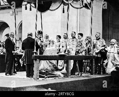 Bukarest, Rumänien 29. Oktober 1922 der neu gekrönte König Ferdinand, der die Krone auf Königin Marie setzte. Der erste Weltkrieg hatte die Krönung nach dem Tod von König Carol 1914 verhindert. Stockfoto