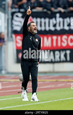 Nürnberg, Deutschland. September 2023. Fußball: 2. Bundesliga, 1. FC Nürnberg - SpVgg Greuther Fürth, Spieltag 6, Max-Morlock-Stadion. Der Nürnberger Trainer Cristian Fiel gibt Anweisungen an den Seitenlinien. Kredit: Daniel Löb/dpa – WICHTIGER HINWEIS: gemäß den Anforderungen der DFL Deutsche Fußball Liga und des DFB Deutscher Fußball-Bund ist es untersagt, im Stadion und/oder im Spiel aufgenommene Fotografien in Form von Sequenzbildern und/oder videoähnlichen Fotoserien zu nutzen oder nutzen zu lassen./dpa/Alamy Live News Stockfoto