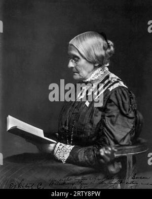 Genf, New York November 1905 Susan B. Anthony posiert für ein Porträt ein Jahr vor ihrem Tod in Lochland in Genf, New York. Foto von J.E. Hale. Dieses Foto wird von der Susan B. Anthony Memorial Association als offizielles Foto verwendet. Stockfoto