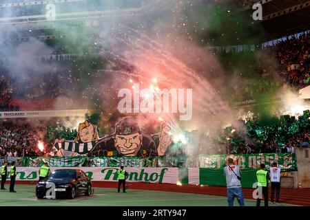 Nürnberg, Deutschland. September 2023. Fußball: 2. Bundesliga, 1. FC Nürnberg - SpVgg Greuther Fürth, Spieltag 6, Max-Morlock-Stadion. Greuther-Fürth-Fans verursachen durch das Brennen von Pyrotechnik und Feuerwerk einen Spielstillstand. Kredit: Daniel Löb/dpa – WICHTIGER HINWEIS: gemäß den Anforderungen der DFL Deutsche Fußball Liga und des DFB Deutscher Fußball-Bund ist es untersagt, im Stadion und/oder im Spiel aufgenommene Fotografien in Form von Sequenzbildern und/oder videoähnlichen Fotoserien zu nutzen oder nutzen zu lassen./dpa/Alamy Live News Stockfoto