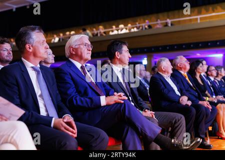 Donaueschingen, Deutschland. September 2023. Bundespräsident Frank-Walter Steinmeier (SPD, 2. V. l.) nimmt an der Vortragsreihe Donaueschinger Regionalgespräch in den Donaueschinger Donauhallen Teil. Quelle: Philipp von Ditfurth/dpa/Alamy Live News Stockfoto