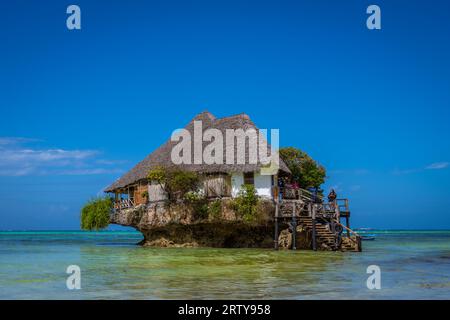 Das Rock Restaurant bei Flut in Sansibar, Tansania Stockfoto