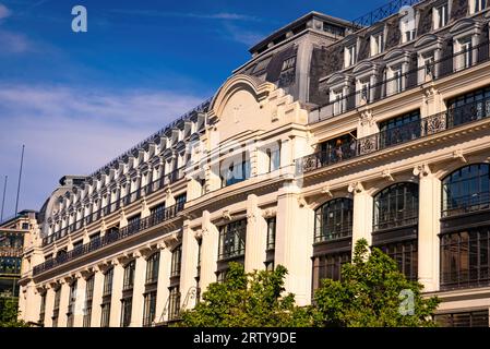 Louis Vuitton Flagship Store in Paris, Pont Neuf - STADT PARIS, FRANKREICH - 4. SEPTEMBER. 2023 Stockfoto