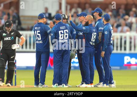London, Großbritannien. September 2023. Die Engländerin Moeen Ali feiert, nachdem sie Henry Nicholls in den Bann gezogen hat, als England Neuseeland in der 4th Metro Bank One Day International bei Lords Credit: David Rowe/Alamy Live News antreten wird Stockfoto