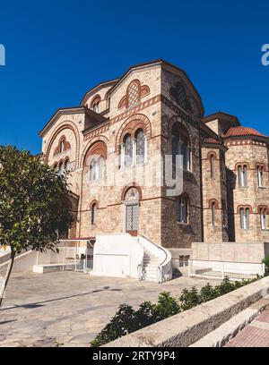 Fassade der neobyzantinischen Kathedrale Hagia Triada in Piräus, griechisch-orthodoxe Dreifaltigkeitskirche, Blick auf die Straße von Piräus, Attika, Griechenland, Sommer Stockfoto