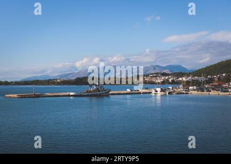 Blick auf Igoumenitsa Stadthafen, mit Passagierhafen, Fährterminal, Berge und Ionisches Meer, Epirus, Thesprotia, Griechenland an einem sonnigen Sommertag mit Stockfoto