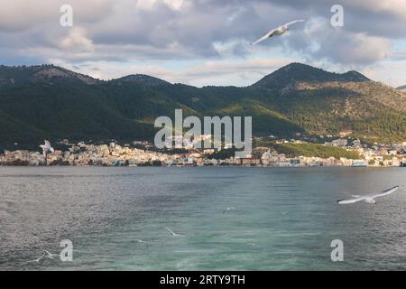 Blick auf Igoumenitsa Stadthafen, mit Passagierhafen, Fährterminal, Berge und Ionisches Meer, Epirus, Thesprotia, Griechenland an einem sonnigen Sommertag mit Stockfoto