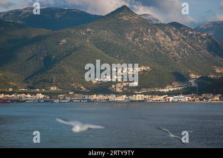 Blick auf Igoumenitsa Stadthafen, mit Passagierhafen, Fährterminal, Berge und Ionisches Meer, Epirus, Thesprotia, Griechenland an einem sonnigen Sommertag mit Stockfoto