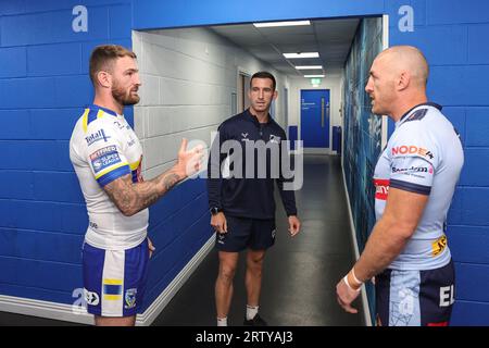 Schiedsrichter Jack Smith überwacht den Münzwurf als Daryl Clark #9 von Warrington Wolves Flips und James Roby #9 von St Helens beim Spiel der Betfred Super League Round 26 Warrington Wolves vs St Helens im Halliwell Jones Stadium, Warrington, Großbritannien, 15. September 2023 (Foto von Mark Cosgrove/News Images) Stockfoto