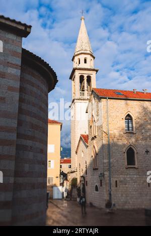 Blick auf Budva Altstadt Straßen, Budva Gemeinde und Riviera, Resort an der Adriaküste, Montenegro, sonniger Tag mit blauem Himmel, Kathedrale, ci Stockfoto