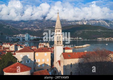 Blick auf Budva Altstadt Straßen, Budva Gemeinde und Riviera, Resort an der Adriaküste, Montenegro, sonniger Tag mit blauem Himmel, Kathedrale, ci Stockfoto