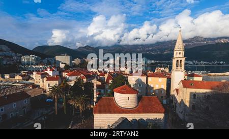 Blick auf Budva Altstadt Straßen, Budva Gemeinde und Riviera, Resort an der Adriaküste, Montenegro, sonniger Tag mit blauem Himmel, Kathedrale, ci Stockfoto