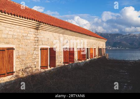 Blick auf Budva Altstadt Straßen, Budva Gemeinde und Riviera, Resort an der Adriaküste, Montenegro, sonniger Tag mit blauem Himmel, Kathedrale, ci Stockfoto