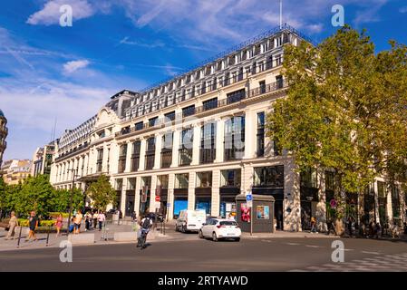 Louis Vuitton Flagship Store in Paris, Pont Neuf - STADT PARIS, FRANKREICH - 4. SEPTEMBER. 2023 Stockfoto