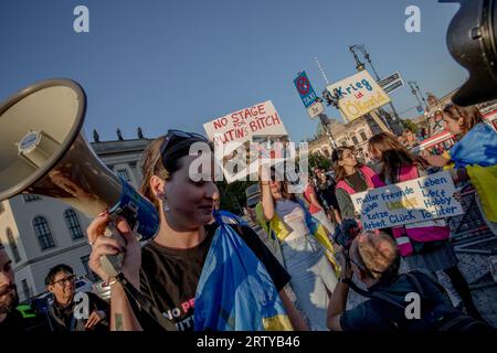 Berlin, Deutschland. September 2023. Vergangene Fälle, wie ihr Foto mit Putin und ihre Unterstützung seiner Präsidentschaftskandidatur 2012, haben die Kontroverse weiter angeheizt. Netrebko hat diese Aktionen verteidigt und sie Putins Unterstützung für Russlands Kunst- und Kulturszene zugeschrieben. Ihre Erklärungen sind jedoch für viele unzureichend, insbesondere angesichts der verheerenden Auswirkungen der russischen Invasion in die Ukraine, die zu Europas größter Flüchtlingskrise seit dem Zweiten Weltkrieg geführt hat (Bild: © Michael Kuenne/PRESSCOV über ZUMA Press Wire) NUR REDAKTIONELLE VERWENDUNG! Nicht für kommerzielle Zwecke Stockfoto