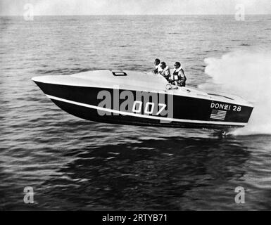 West Palm Beach, Florida April 1965 Besitzer und Baumeister Don Aronow aus Miami pilotiert seinen 28 Fuß Donzi, bei dem er dieses Jahr das 184 Meilen lange Miami-Nassau Ocean Race gewann. Er fährt mit 70 km/h mit zwei 427-Kubikzentimeter-Holman-Moody-Ford-Motoren, die jeweils mit 500 Pferdestärken ausgelegt sind. Stockfoto
