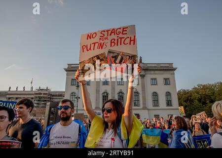 Berlin, Deutschland. September 2023. Vergangene Fälle, wie ihr Foto mit Putin und ihre Unterstützung seiner Präsidentschaftskandidatur 2012, haben die Kontroverse weiter angeheizt. Netrebko hat diese Aktionen verteidigt und sie Putins Unterstützung für Russlands Kunst- und Kulturszene zugeschrieben. Ihre Erklärungen sind jedoch für viele unzureichend, insbesondere angesichts der verheerenden Auswirkungen der russischen Invasion in die Ukraine, die zu Europas größter Flüchtlingskrise seit dem Zweiten Weltkrieg geführt hat (Foto: Michael Kuenne/PRESSCOV/SIPA USA) Credit: SIPA USA/Alamy Live News Stockfoto