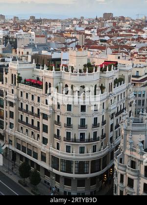 Wunderschönes Gebäude in Madrid, Gran Via. Blick vom Circulo de Bellas Artes Stockfoto