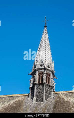 Crocketted Spire über der McManus Kunstgalerie in Dundee, Schottland, Großbritannien Stockfoto