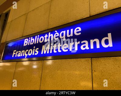 U-Bahn-Station Francois Mitterrrand National Library in Paris - STADT PARIS, FRANKREICH - 4. SEPTEMBER. 2023 Stockfoto