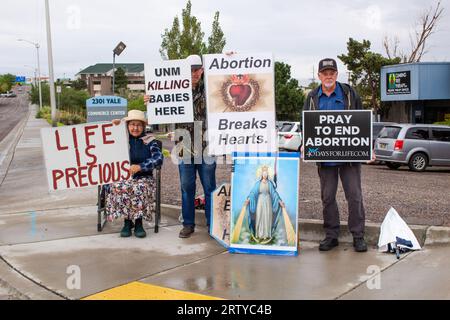 Hochrangige Demonstranten stehen an der Straßenecke in Albuquerque, New Mexico, mit Anti-Abtreibung-Prolife-Schildern und einem großen Bild von Mutter Maria. Stockfoto