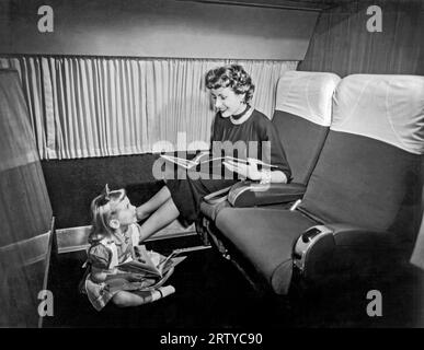 Frankreich 1953 Passagiere an Bord der Air France „The Golden Parisian“ von Paris nach New York. Die Lockheed Super Constellations beförderten statt der üblichen 56 nur 32 Passagiere und ermöglichten so Platz für die Skyrooms. Stockfoto