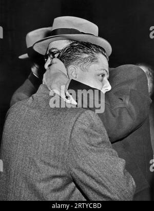 New York, New York 20. Dezember 1957 der designierte Teamster-Präsident Jimmy Hoffa wird umarmt, nachdem Hoffas Verschwörungsprozess in einer hängenden Jury endete. Stockfoto