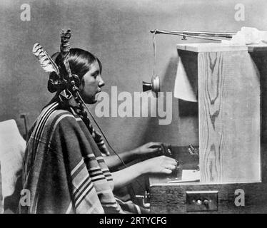 Glacier National Park, Montana 26. Juni 1925 Eine amerikanische Ureinwohnerin, bekannt als „Helen of Many Glacier Hotel“, arbeitet als Telefonzentrale im Many Glacier Hotel im Glacier National Park, Montana. Stockfoto