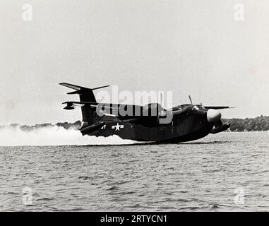 Chesapeake Bay, United States 7. September 1953 Ein Wasserflugzeug der US Navy, ein Martin P5M-2 Marlin, Taxis für den Abflug von Chesapeake Bay. Stockfoto