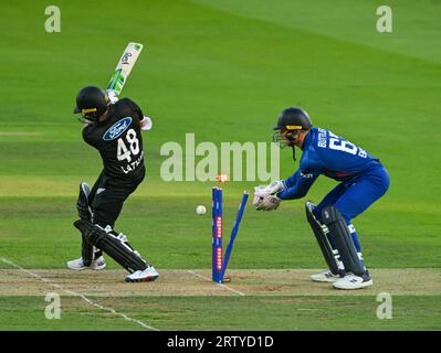 Lords Cricket Ground, London, Großbritannien. September 2023. Moeen Ali bowlt Tom Latham aus Neuseeland um 13 von 22 Bälle mit einem Ergebnis von 88 für 4 Credit: Action Plus Sports/Alamy Live News Stockfoto